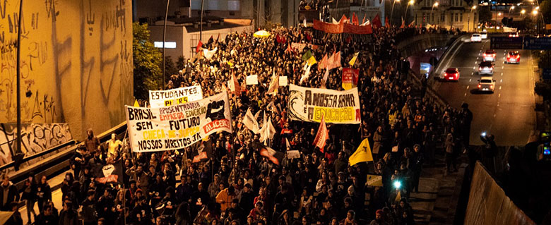 Porto Alegre resiste: dezenas de milhares tomam as ruas em defesa da educação e da aposentadoria no 13 de Agosto
